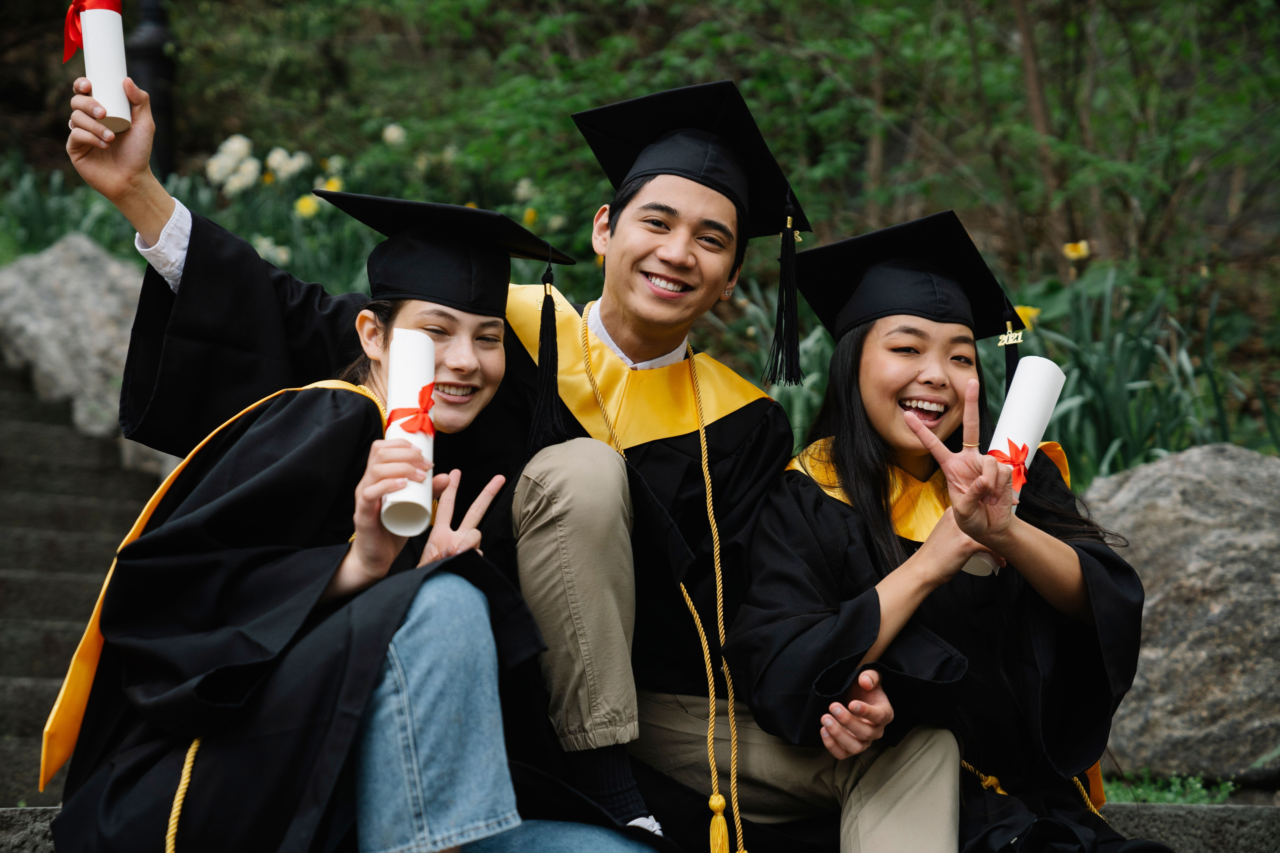 Siswa dan mahasiswa sedang membaca panduan beasiswa 2026