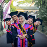Ilustrasi mahasiswa membaca informasi beasiswa terbaru 2026