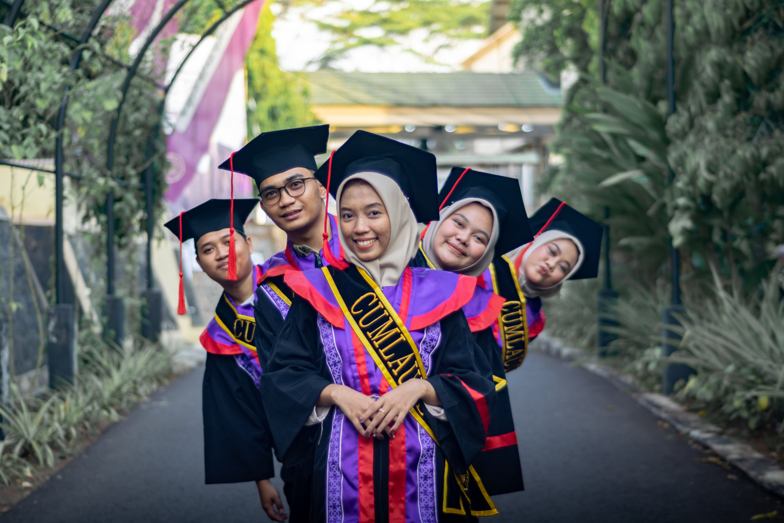 Ilustrasi mahasiswa membaca informasi beasiswa terbaru 2026