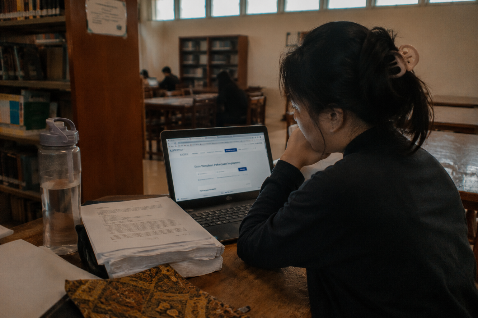 Sarjana tapi Menganggur Berjamaah? Siasat Bertahan Hidup Mahasiswa Semester Akhir dari Jebakan Ekspektasi Industri