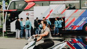 Peta transportasi Indonesia dengan ikon pesawat, kereta api, bus dan ojek online