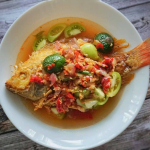 Sajian pecak ikan gurame dengan sambal segar khas Cisauk dan Tangerang