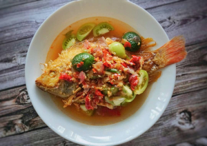 Sajian pecak ikan gurame dengan sambal segar khas Cisauk dan Tangerang