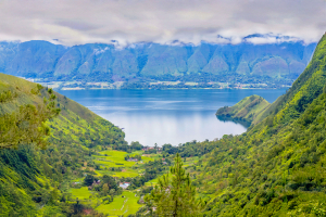 Pemandangan indah Danau Toba dengan latar pegunungan, destinasi wisata utama Sumatera Utara