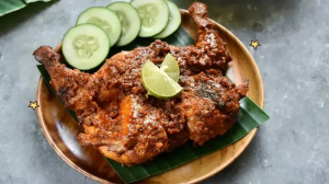 Ayam bakar taliwang khas Lombok disajikan dengan plecing kangkung dan sambal segar