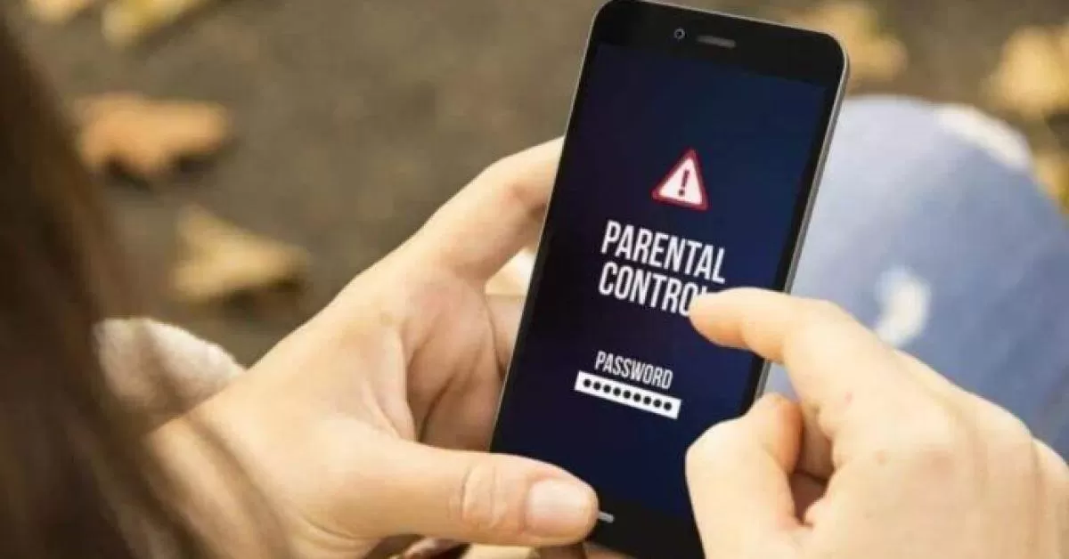 Anak menggunakan ponsel dengan pengawasan orang tua, ruang digital aman