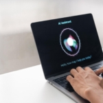 Seseorang menggunakan laptop dengan bantuan aplikasi AI untuk meningkatkan produktivitas kerja dan belajar.