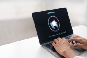 Seseorang menggunakan laptop dengan bantuan aplikasi AI untuk meningkatkan produktivitas kerja dan belajar.