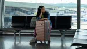 Calon pekerja migran Indonesia membawa koper di terminal bandara sebelum berangkat bekerja ke luar negeri.
