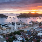 Pemandangan Labuan Bajo dengan kapal wisata dan pulau eksotis di sekitar Taman Nasional Komodo