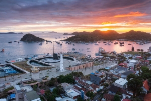 Pemandangan Labuan Bajo dengan kapal wisata dan pulau eksotis di sekitar Taman Nasional Komodo