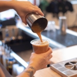 Barista sedang menyiapkan minuman kekinian di sebuah kedai sebagai ilustrasi peluang bisnis minuman di Indonesia.
