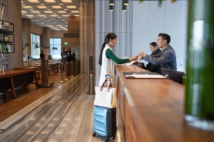 Kamar hotel yang bersih dan nyaman dengan koper sebagai ilustrasi memilih hotel sesuai budget.