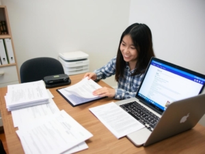 Mahasiswa sedang menyusun study plan untuk pendaftaran Global Korea Scholarship (GKS) menggunakan laptop, buku, dan catatan belajar.