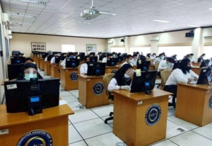 Peserta mengikuti simulasi seleksi CPNS 2026 dan PPPK 2026 menggunakan komputer berbasis CAT.