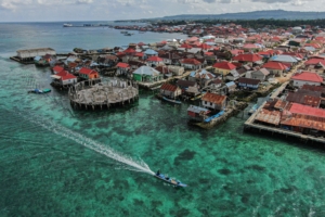 Permukiman Suku Bajo di atas laut di Wakatobi, Sulawesi Tenggara.