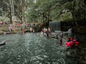 Keluarga menikmati liburan akhir pekan di destinasi wisata alam Indonesia setelah libur sekolah berakhir.
