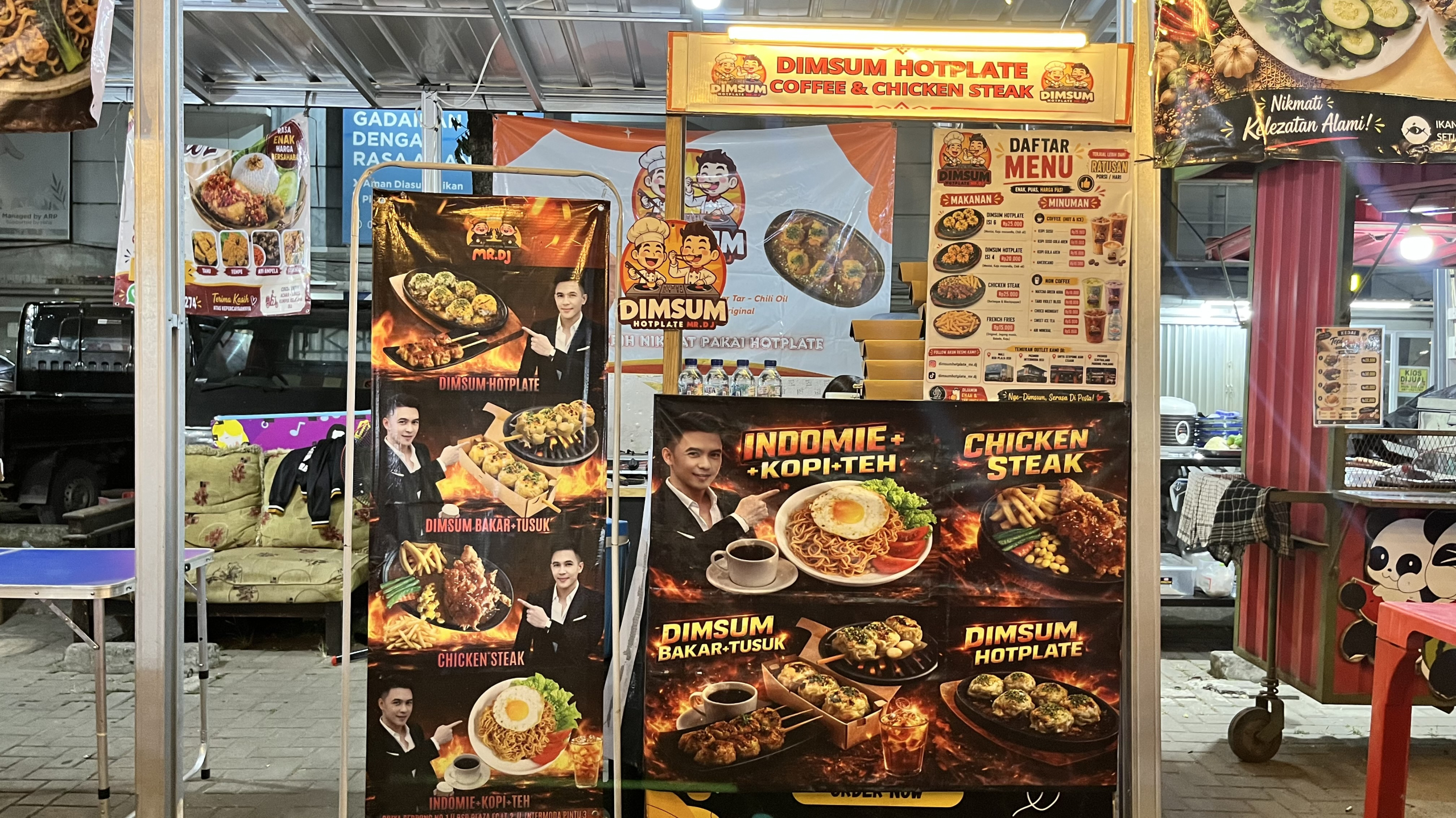 DJ Steak Dimsum Hot Plate Mr. DJ disajikan di atas hot plate dengan saus lava