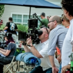 Tim produksi sedang melakukan proses syuting film pendek sebagai ilustrasi berkembangnya industri film pendek Indonesia.