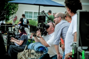 Tim produksi sedang melakukan proses syuting film pendek sebagai ilustrasi berkembangnya industri film pendek Indonesia.