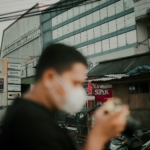 Ilustrasi seseorang memakai masker untuk mencegah flu saat musim pancaroba.