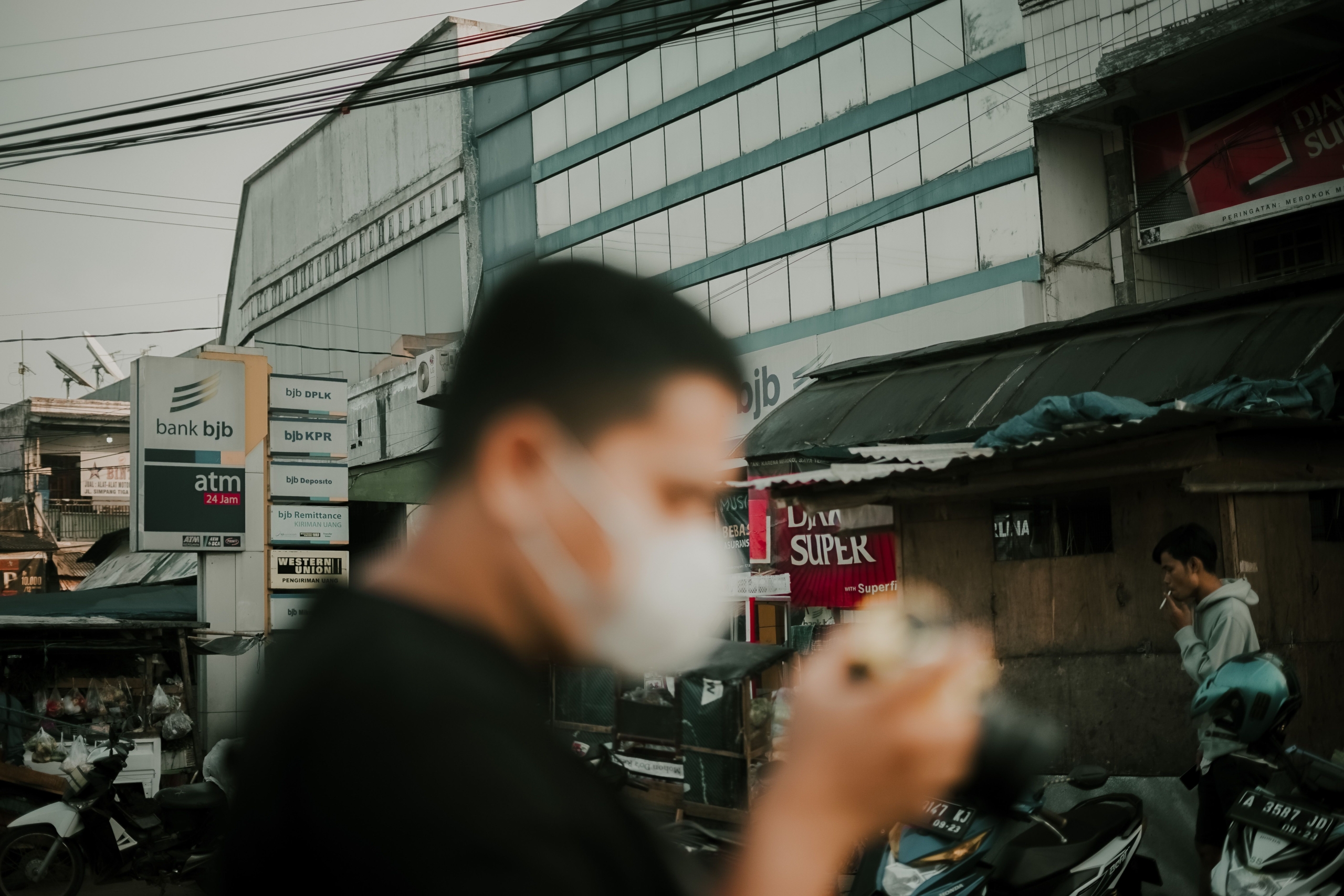 Ilustrasi seseorang memakai masker untuk mencegah flu saat musim pancaroba.