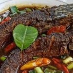 Gabus pucung khas Betawi dengan kuah hitam kluwek dan ikan gabus