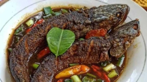 Gabus pucung khas Betawi dengan kuah hitam kluwek dan ikan gabus
