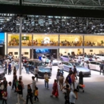 Suasana pameran otomotif GIIAS 2026 dengan berbagai mobil baru dan teknologi kendaraan masa depan
