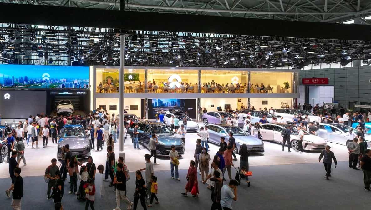 Suasana pameran otomotif GIIAS 2026 dengan berbagai mobil baru dan teknologi kendaraan masa depan