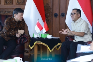Menteri Pendidikan Indonesia dan Singapura bertemu dalam forum ASEAN untuk membahas kerja sama pendidikan, pemanfaatan AI, dan transformasi digital.