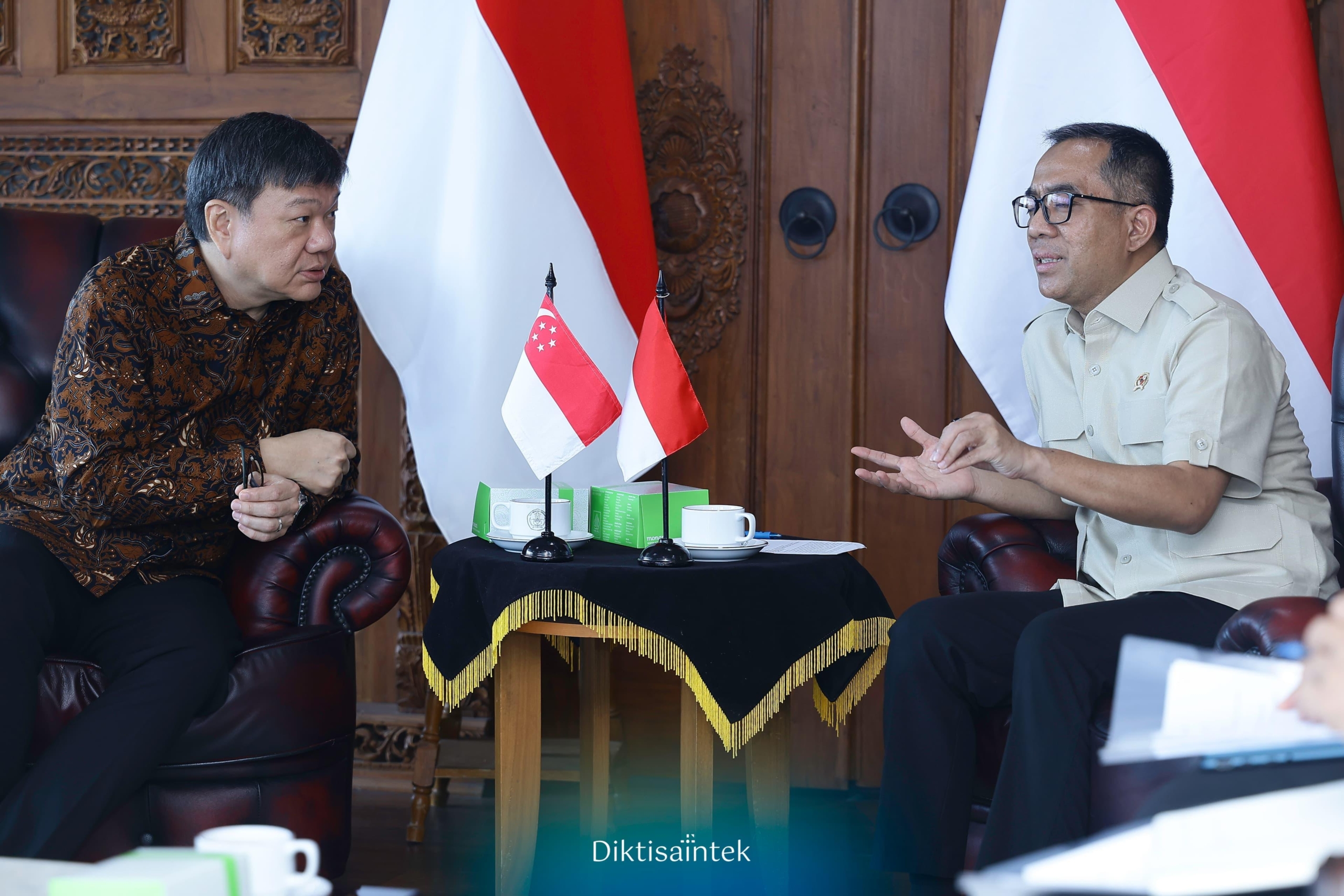 Menteri Pendidikan Indonesia dan Singapura bertemu dalam forum ASEAN untuk membahas kerja sama pendidikan, pemanfaatan AI, dan transformasi digital.