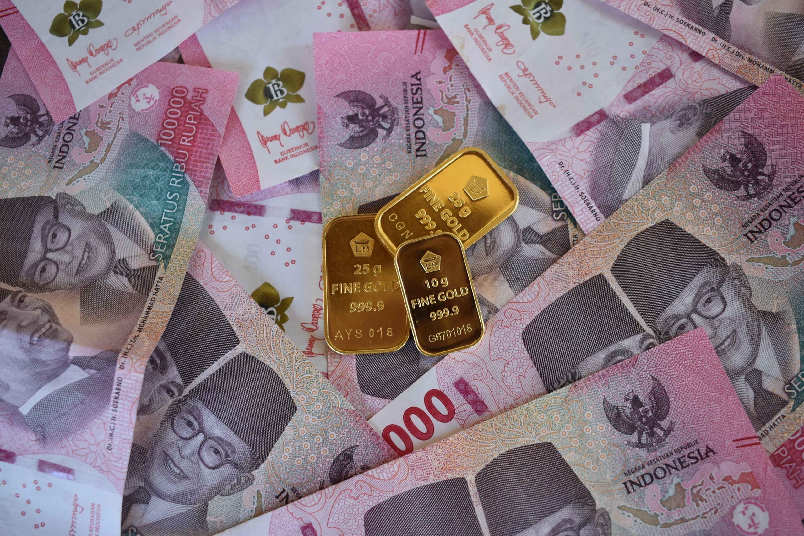 Perbandingan investasi emas, deposito, dan reksa dana di Indonesia tahun 2026.