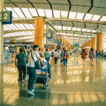 Penumpang Garuda Indonesia melakukan check-in bagasi di bandara.
