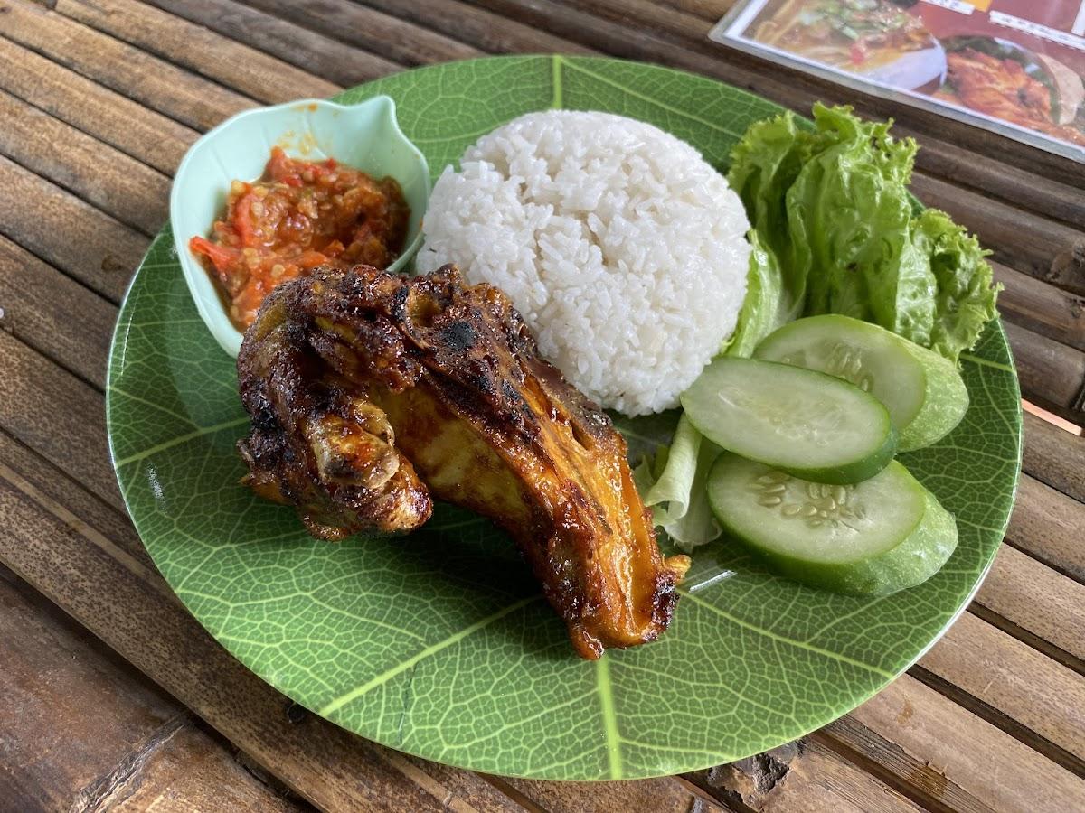 Aneka hidangan kuliner Indonesia seperti ayam penyet, pecel ayam, dan ikan berbumbu sebagai ilustrasi makanan favorit masyarakat.