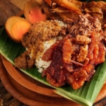 Seporsi gudeg khas Yogyakarta lengkap dengan ayam, telur, krecek, tahu, dan nasi putih