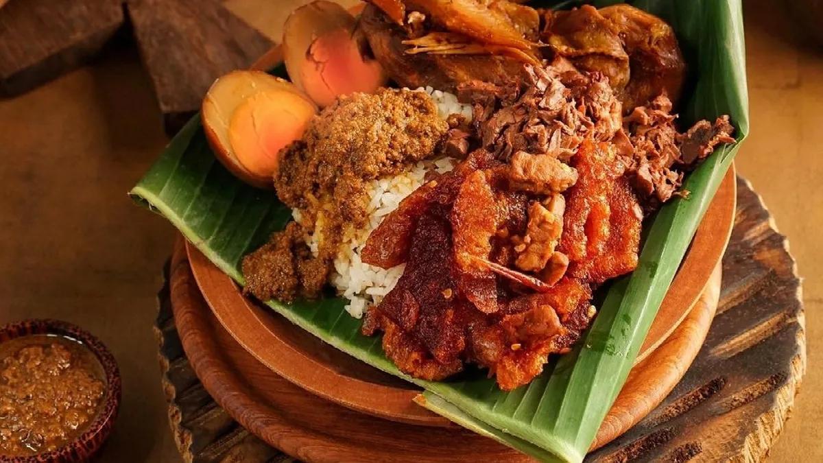 Seporsi gudeg khas Yogyakarta lengkap dengan ayam, telur, krecek, tahu, dan nasi putih