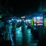 Suasana kawasan kuliner malam dengan deretan pedagang UMKM di Indonesia.