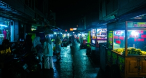 Suasana kawasan kuliner malam dengan deretan pedagang UMKM di Indonesia.