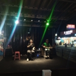 Live band harian di Pasar Modern Sentraland menghibur pengunjung malam hari
