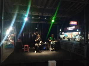 Live band harian di Pasar Modern Sentraland menghibur pengunjung malam hari