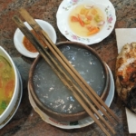 Papeda dengan ikan kuah kuning khas Papua yang disajikan di restoran Papua di Jakarta.