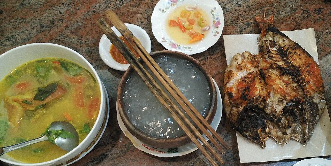 Papeda dengan ikan kuah kuning khas Papua yang disajikan di restoran Papua di Jakarta.