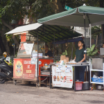 Ilustrasi seseorang memulai usaha kuliner rumahan dengan modal kecil di Indonesia.