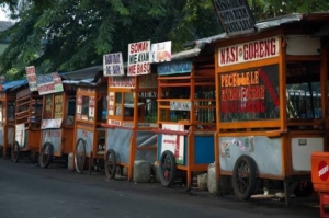 Ilustrasi seseorang memulai usaha kuliner rumahan dengan modal kecil di Indonesia.