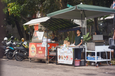 Ilustrasi seseorang memulai usaha kuliner rumahan dengan modal kecil di Indonesia.