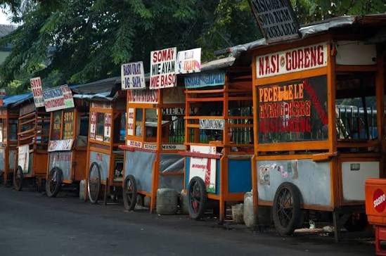 Ilustrasi seseorang memulai usaha kuliner rumahan dengan modal kecil di Indonesia.