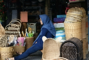 Pelaku UMKM sedang menjaga semangat saat berjualan meski toko masih sepi pembeli.