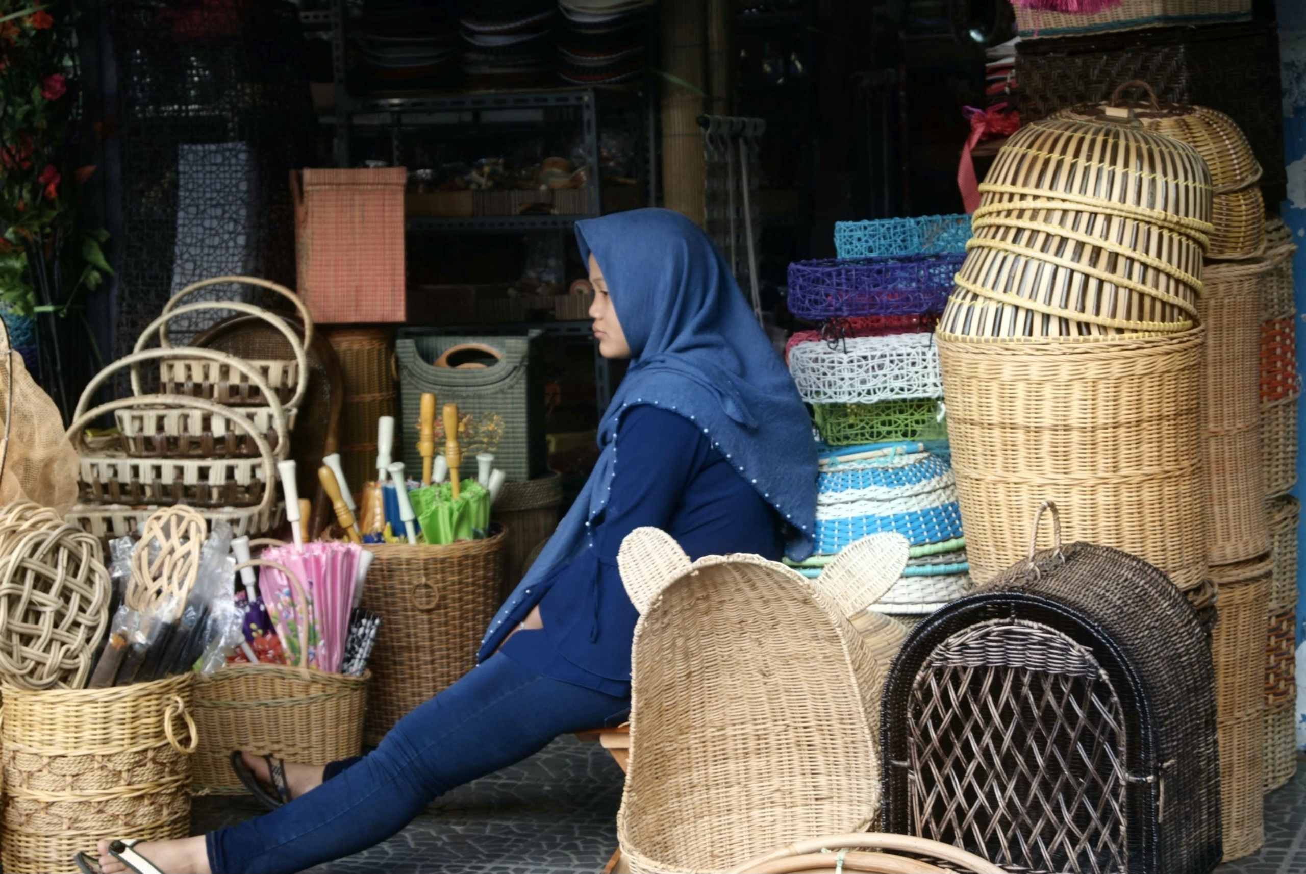 Pelaku UMKM sedang menjaga semangat saat berjualan meski toko masih sepi pembeli.