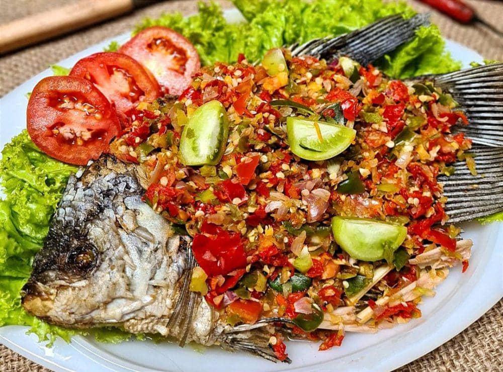 Pecak ikan nila dengan sambal khas Nusantara